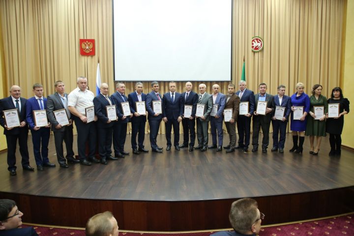 В Минсельхозпроде РТ объявили 100 лучших работников аграрной отрасли Татарстана: одним из победителей стал агроном из Нурлатского района