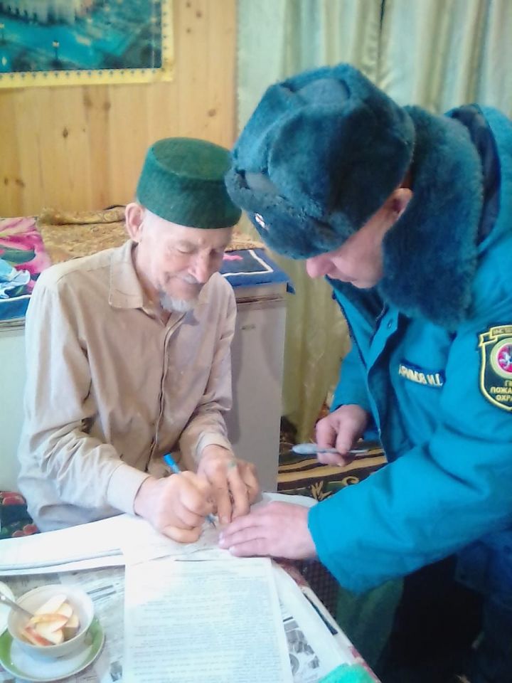 В Нурлатском районе проходят подомовые обходы пожилых граждан