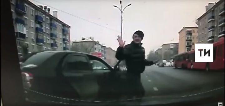В Казани водитель на Шевроле Кобальт сбил сотрудника полиции