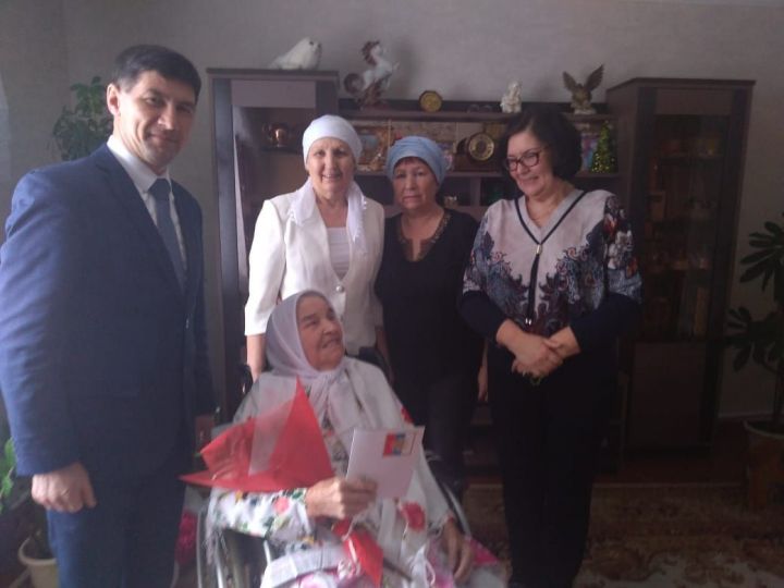 Труженицу тыла из Нурлата с 95-летним юбилеем поздравили письмом Путина