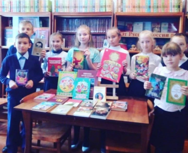 Что же подарили учащиеся Егоркинской школы своей библиотеке?