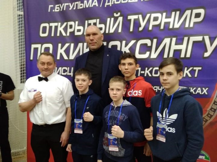 Николай Валуев поздравил нурлатских кикбоксеров