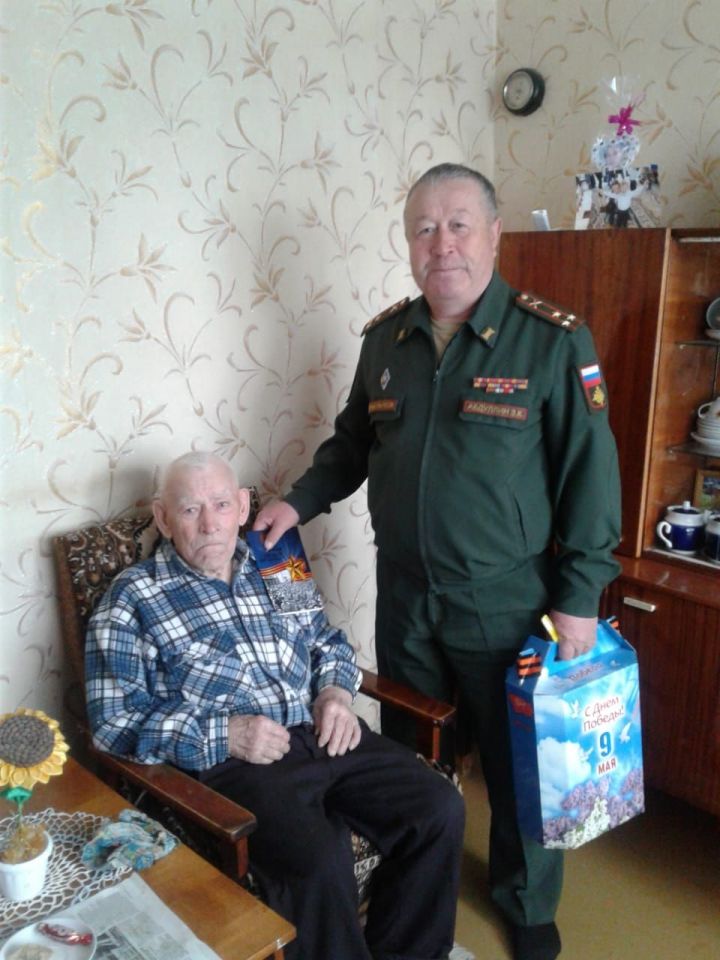 Нурлатские ветераны получают подарки от имени Президента РТ Рустама Минниханова