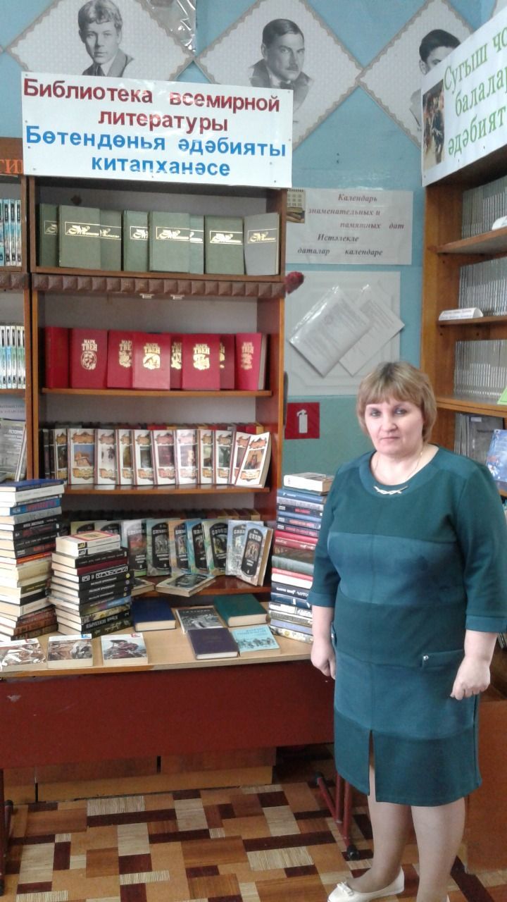 Нурлатская учительница подарила школе более 100 книг