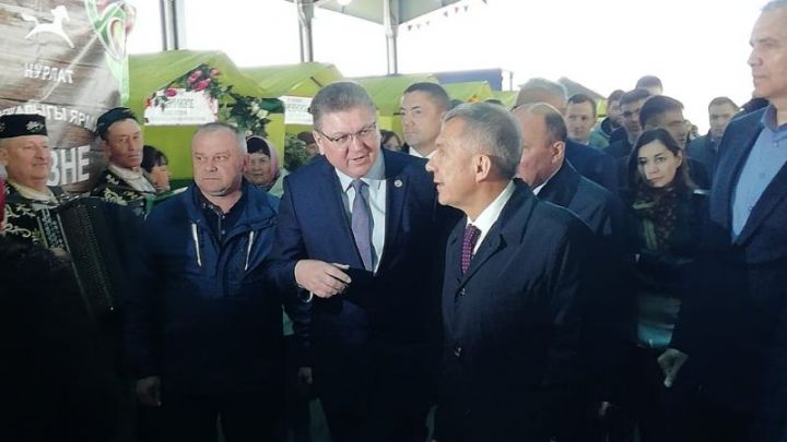 Нурлатлылар Татарстан Президентына Нурлатның 110 еллыгына пешерелгән яңа сорт икмәк тәкъдим иттеләр