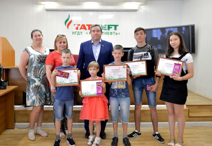В Нурлатском районе депутат Госсовета РТ вручил сертификаты детям