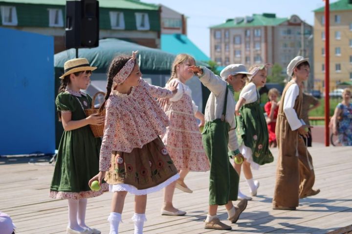 В Нурлате прошел ежегодный районный фестиваль детского творчества «Веселая карусель-2019»