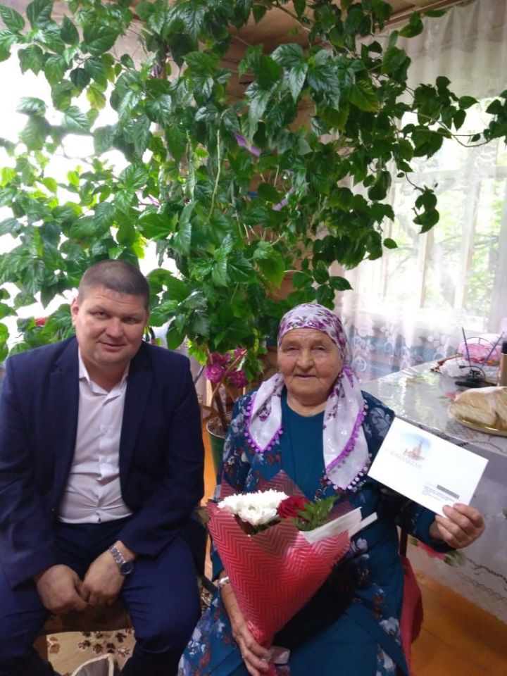 Труженицу тыла из Нурлата поздравили с 90-летием