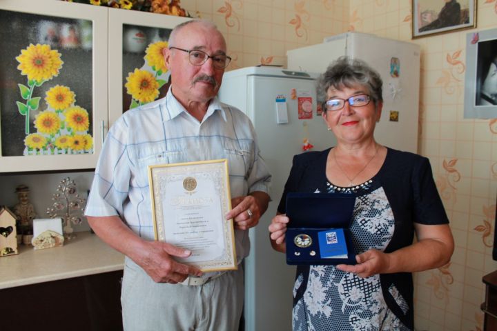 Семья из города Нурлат получила медаль “За любовь и верность”