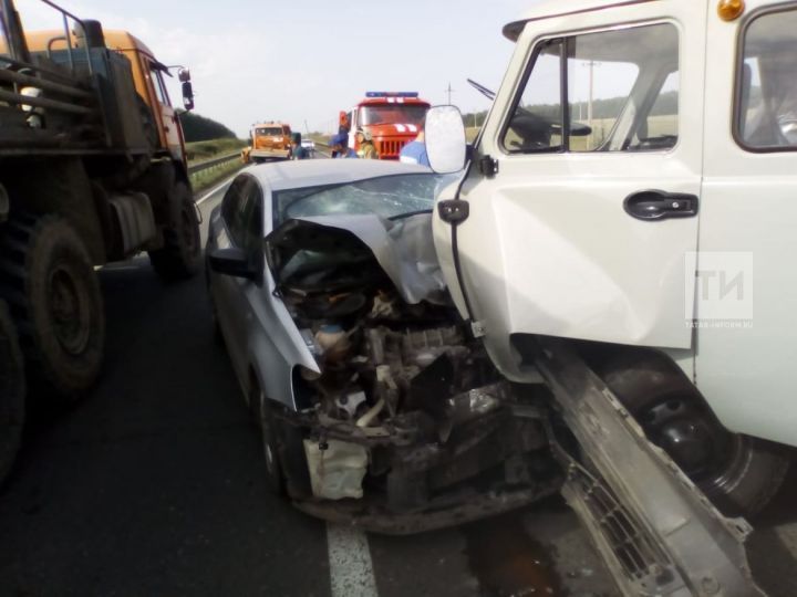 «УАЗ» столкнулся в сильной аварии с легковушкой ФОТО