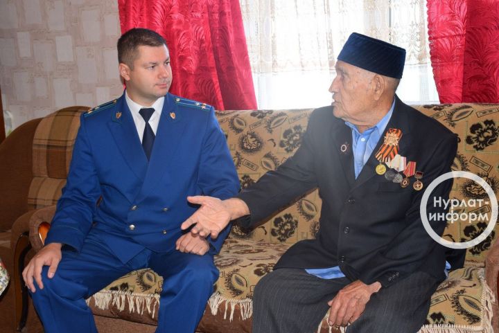 Нурлат: городской прокурор встретился с ветераном войны