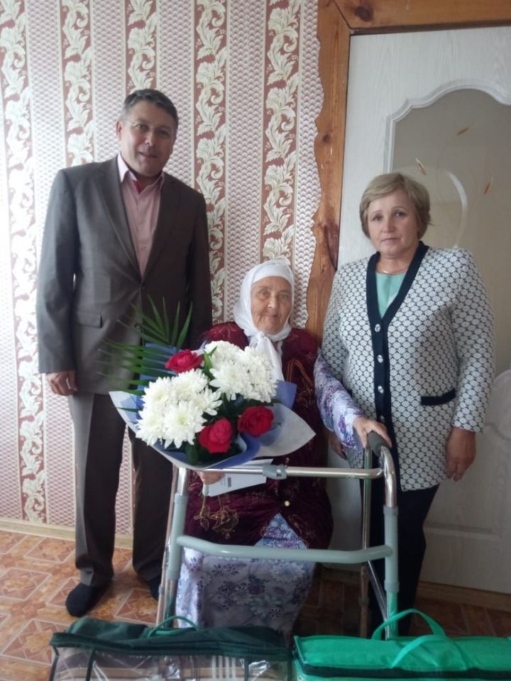 Труженица тыла из Бикулова принимает поздравления с 90-летием