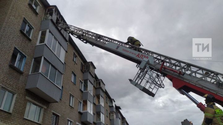 Пришлось вызывать пожарных, чтобы помочь ребенку, запертому на балконе