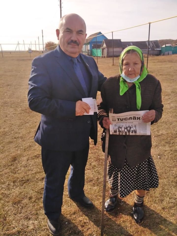 Глава Якушкинского сельского поселения подарил жительницам подписку на районную газету&nbsp;