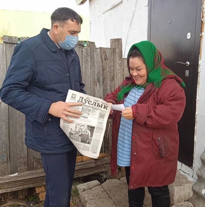 Глава Чулпановского сельского поселения подарил жительницам села подписку на районную газету
