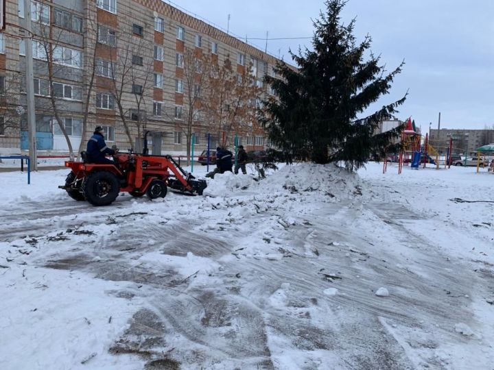 Николай Блинов из Нурлата установил елку во дворе многоэтажных домов