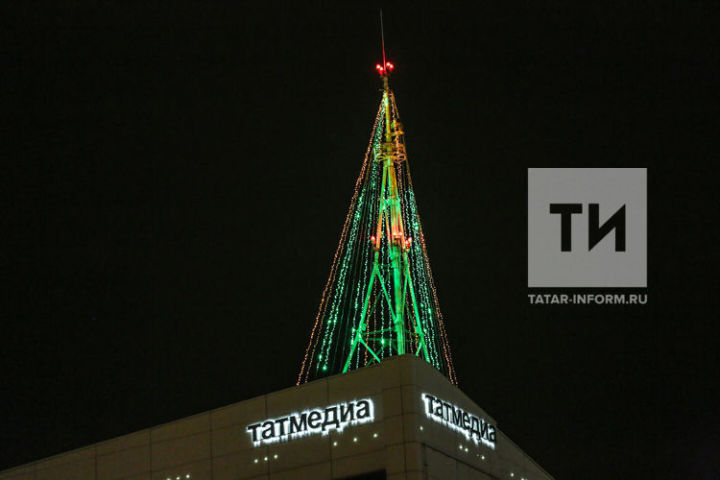 В Казани на крыше медиахолдинга «Татмедиа» установили самую высотную елку Европы