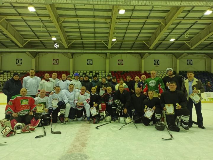 В Нурлате завершился первый районный чемпионат по хоккею