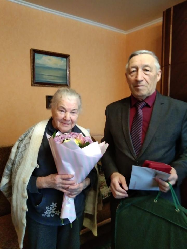 Труженице тыла из Нурлата к 90-летнему юбилею вручили  медаль 75-летия  Победы