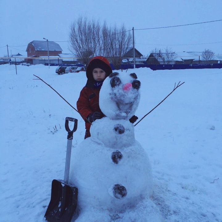 Участник конкурса снеговиков "Много нас, а он один"
