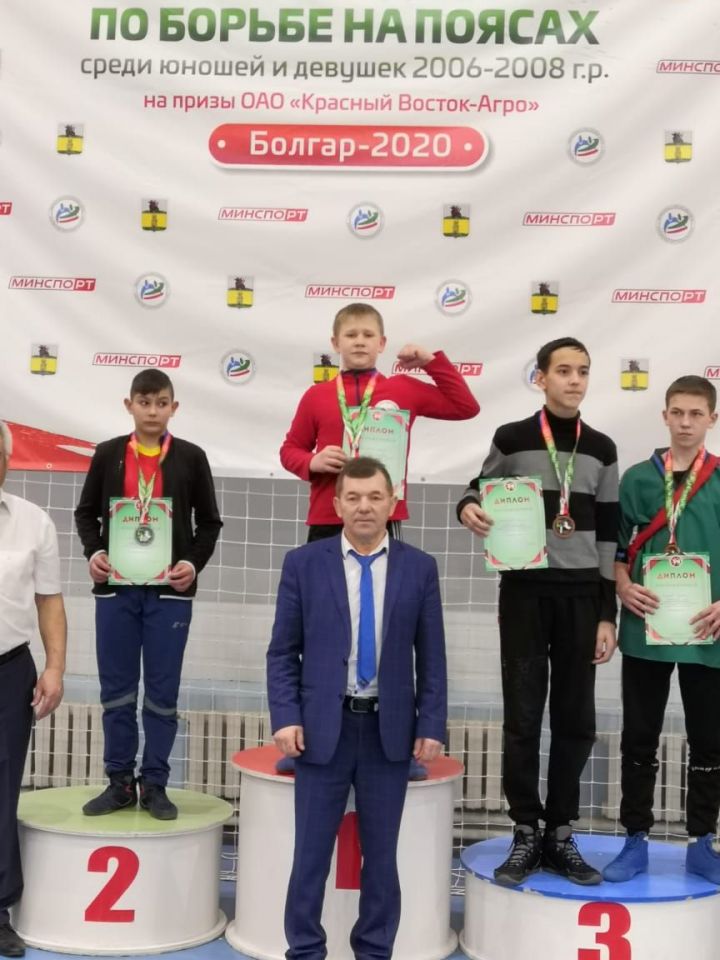 Юные борцы спортшколы имени Галимзяна Хусаинова успешно выступили в Болгаре