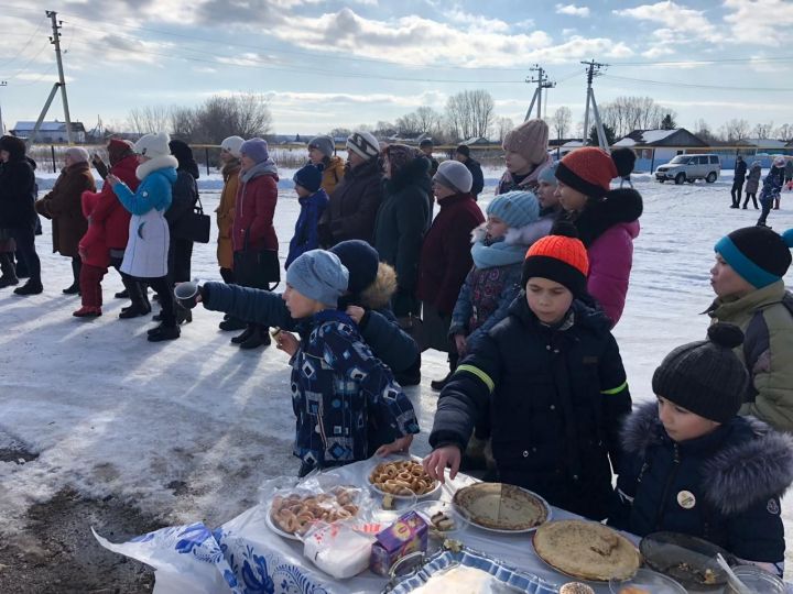 В Мамыкове на Масленицу “русская печь”  катала детей