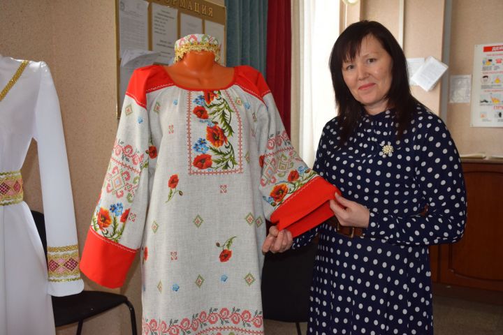 Алена Алексеева из Нурлата сшила женский наряд к 100-летию ТАССР