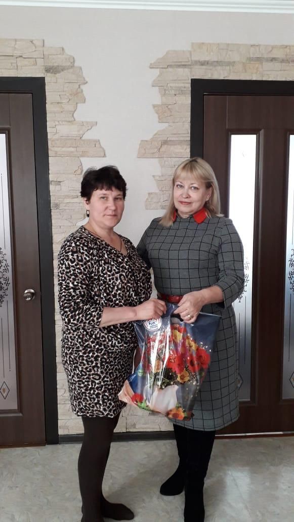 Вдовы района принимают подарки от нурлатских единороссов по случаю 8 Марта