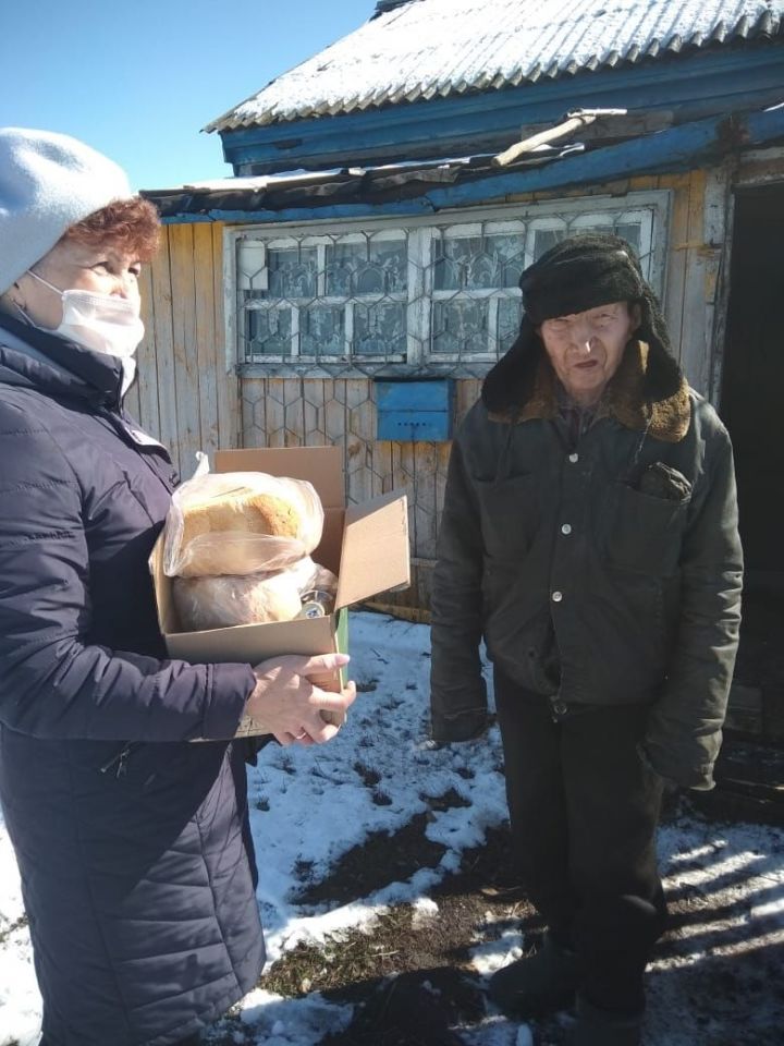 Глава Среднекамышлинского сельского поселения стала волонтером на время пандемии
