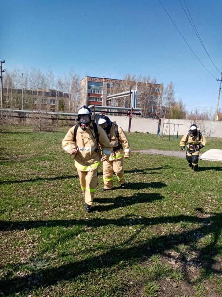 В пожарной части Нурлата прошла плановая подготовка пожарных спасателей к соревнованиям