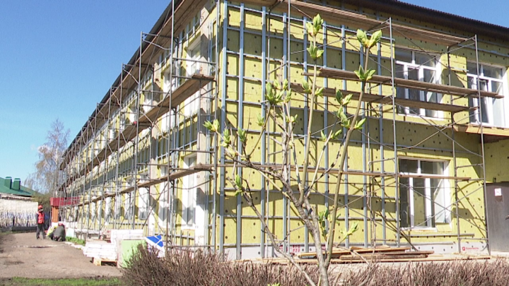 Сегодня глава Нурлатского района Алмаз Ахметшин побывал в капитально ремонтируемых дошкольных учреждениях