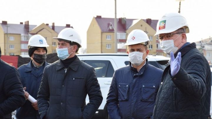 Глава Нурлатского района рабочее утро начал с совещания на строительном объекте
