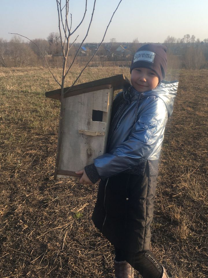 Первоклассница Шарипова Рузана стала участницей фотоконкурса “А мы дома сидим и скворечник мастерим!