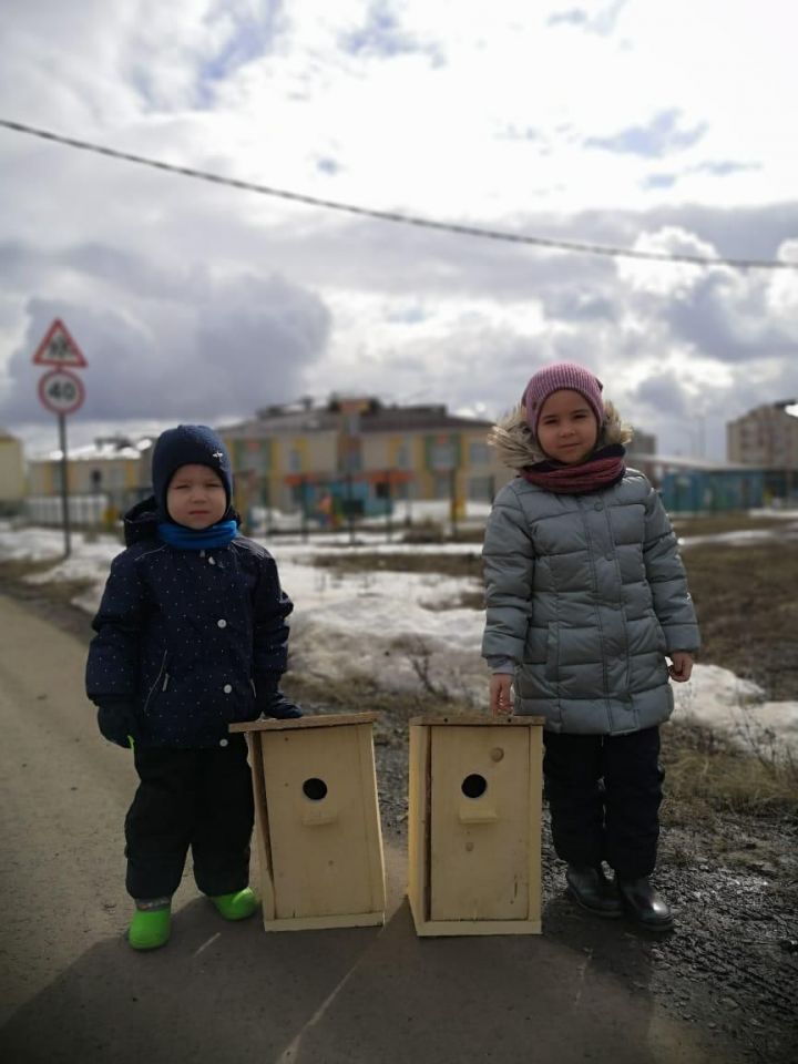 Воспитанники детского сада «Буратино» Ясмина и Самир Аюповы   - участники фотоконкурса скворечников