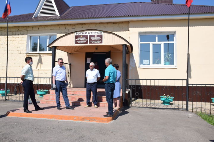 Глава Нурлатского района посетил Фомкинскую школу