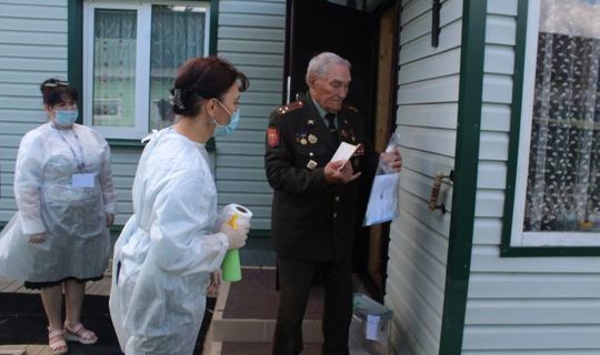 Герой Советского Сою­за Борис Кузнецов пр­оголосовал у себя до­ма