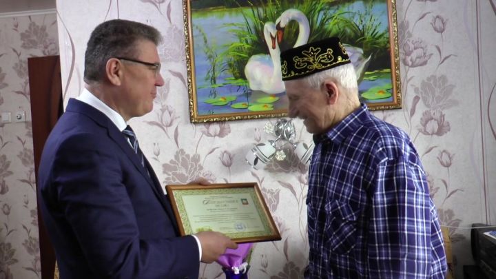 Почетный гражданин Нурлата Марат Летфуллин получил памятный знак «100 лет образования ТАССР»