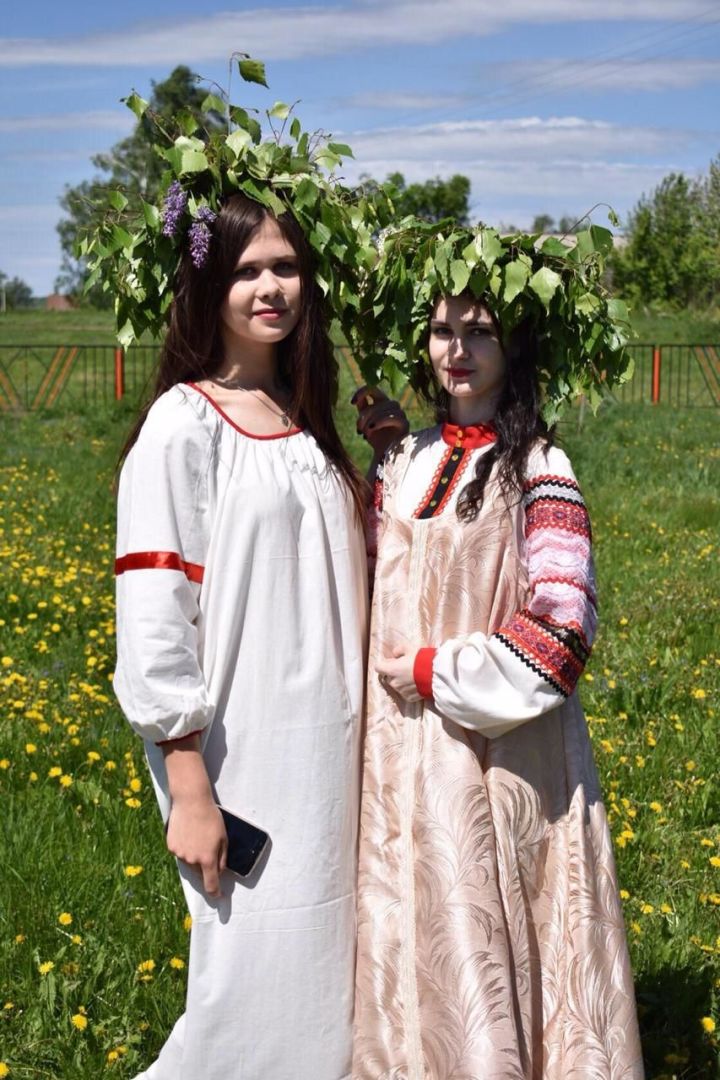 Две девушки  из села Мамыково Нурлатского района-участницы онлайн-конкурса "Троица - наш семейный праздник"