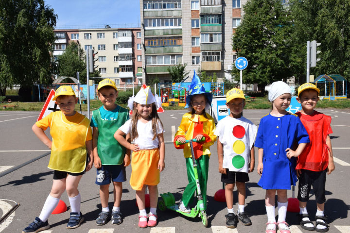В детском саду  "Сказка" города Нурлат уделяют внимание обучению детей правилам дорожного движения