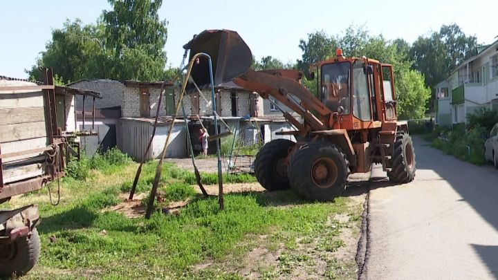 Сегодня снесли сараи во дворе домов 23 и 25 по улице Тельмана