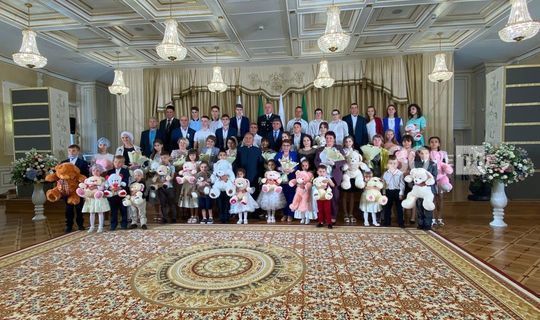 Руководитель республики вручил награды многодетным татарстанским семьям в День семьи, любви и верности