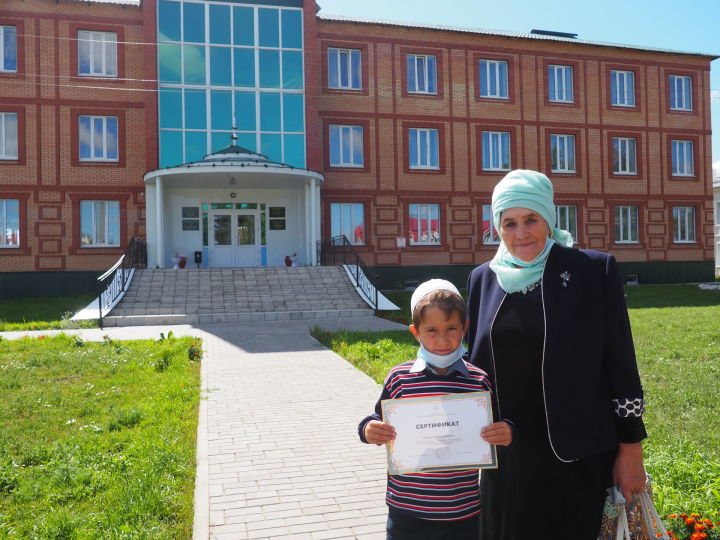 Детям, изучившим татарский язык на базе образовательного центра, вручили сертификаты