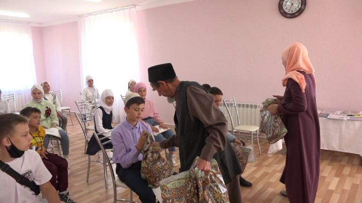 Татар теле курсларын тәмамлаган Нурлат балалары сертификатлы булды