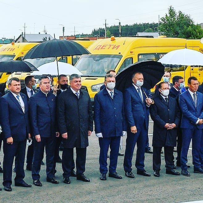 Главе Нурлатского района вручили 7 ключей от новых школьных автобусов