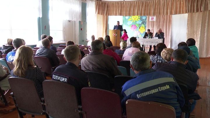 Свои проблемы руководству района довели жители Староальметьевского и Кичкальнинского поселений