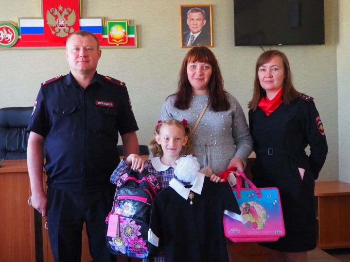 Сотрудники отдела МВД РФ по Нурлатскому району тоже участвуют к акции «Помоги собраться в школу»