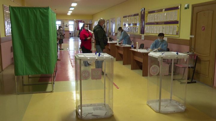 В первый день досрочного голосования 56 избирательных участков района и города начали принимать голосующих