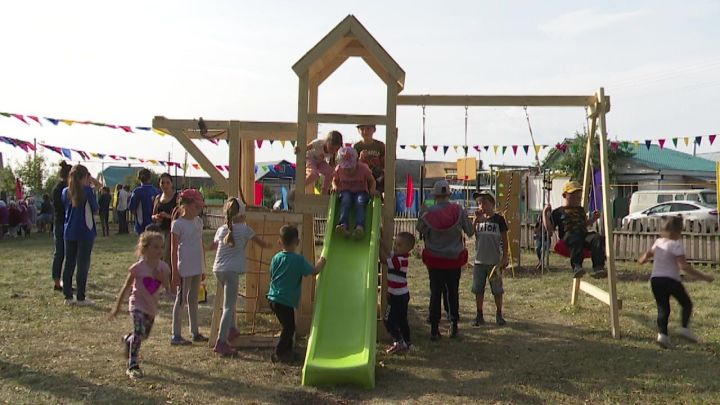 В деревне Кривое Озеро открылась детская спортивно-игровая площадка “Счастливое детство”