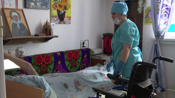 Марина Семенова работает няней в Нурлатском доме престарелых и инвалидов