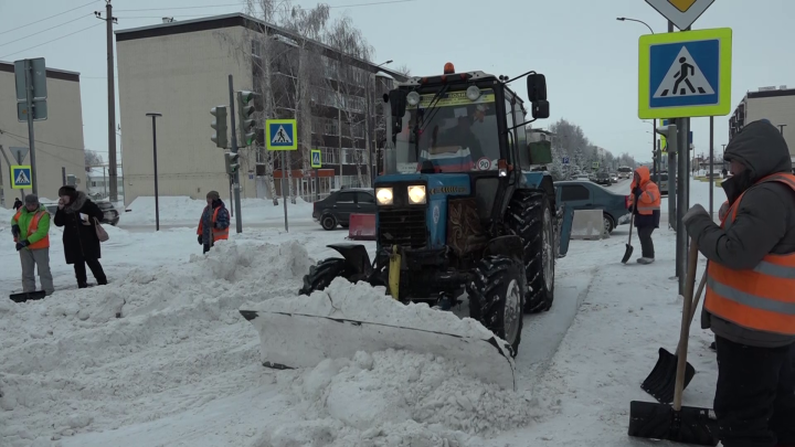 Нурлатские коммунальщики очищают  город от снега